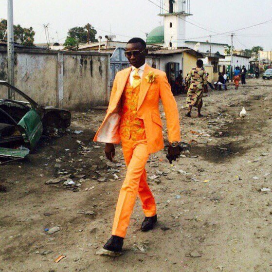 Негр в оранжевом костюме