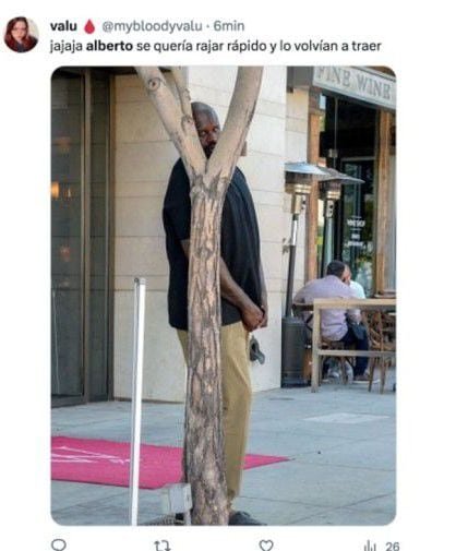 Толстый человек за деревом