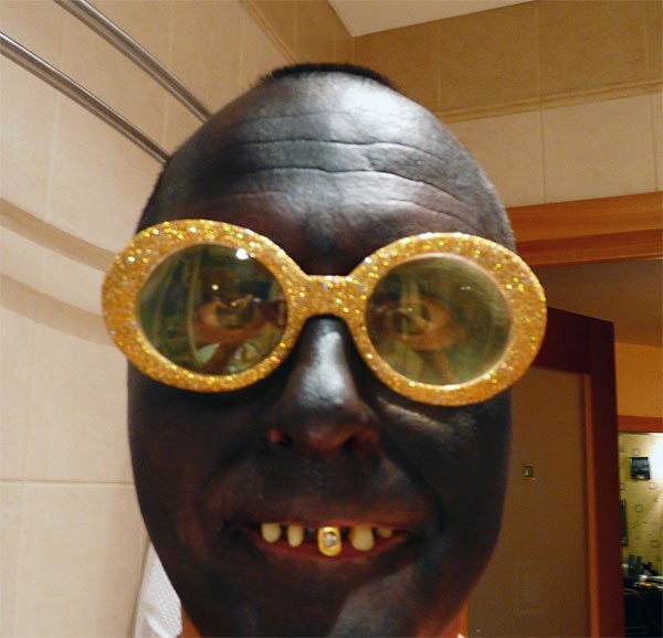 Негр с очками