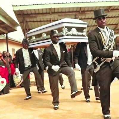 Негр танцует