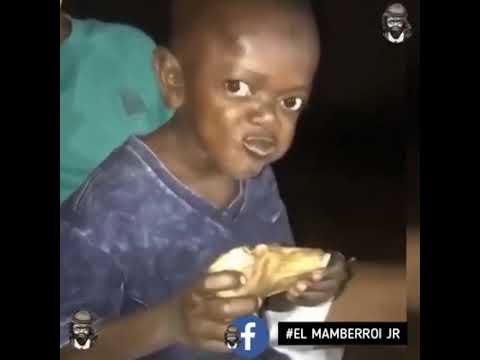 Маленький негр ест бурито