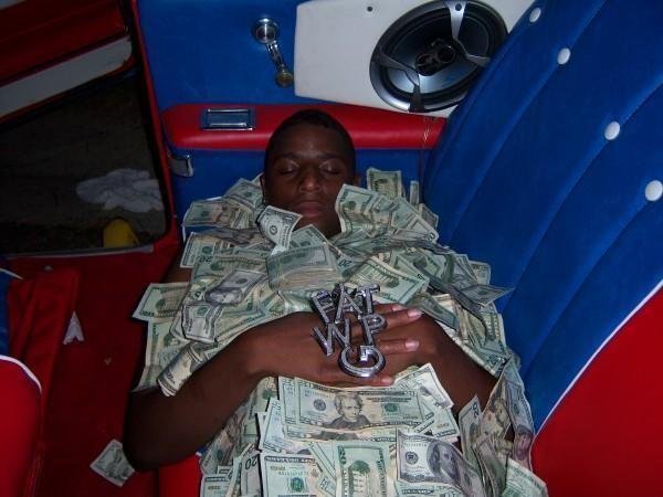 Негр спит на деньгах