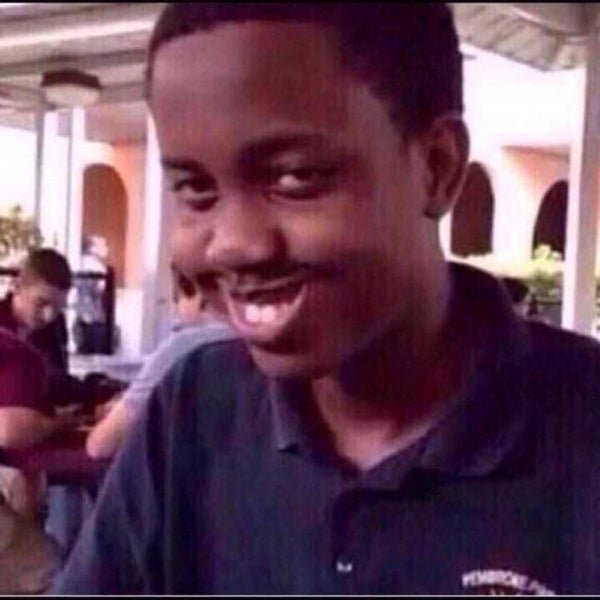 Маленький негр улыбается