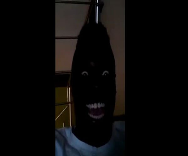 Негр втеснотеулыбаеться