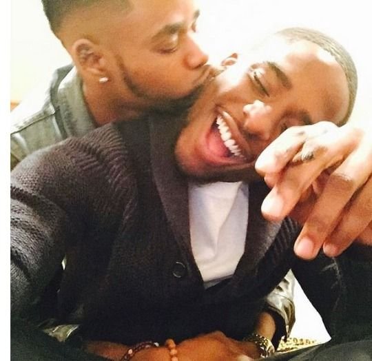 Негр целует