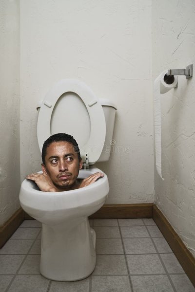 Возле унитаза