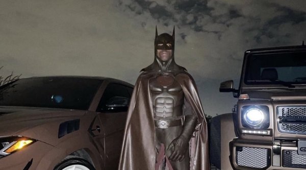 Трэвис Скотт Бэтмен костюм