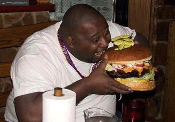 Толстый негр ест бургер