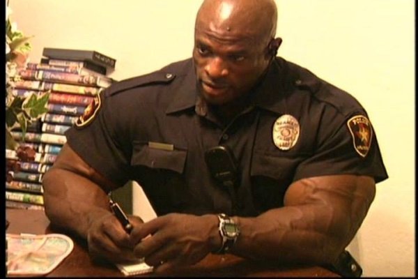 Ронни Колеман в полицейской форме