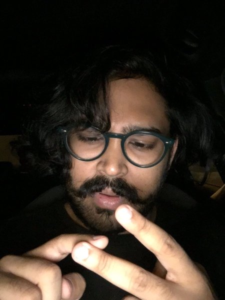 Мужик считает на пальцах Мем