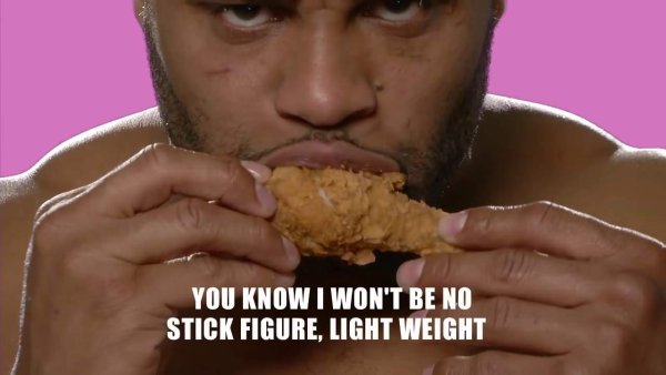 Даниэль Кормье с курицей