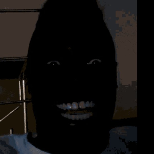 Негр втеснотеулыбаеться