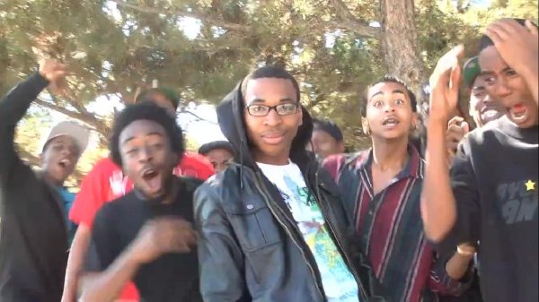 Негр радуется