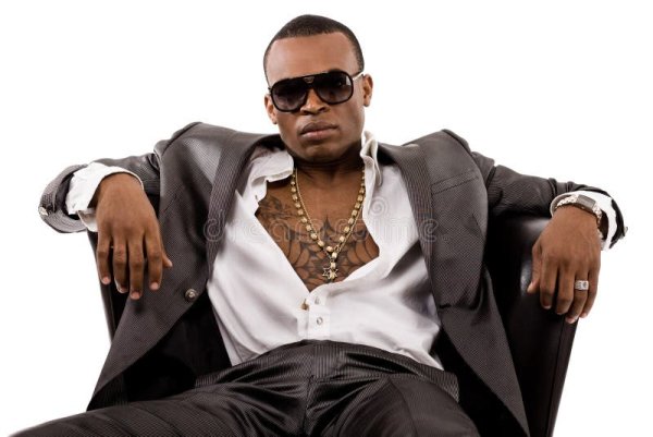 Темнокожий парень в очках