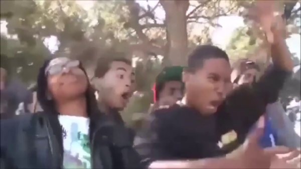 Мем с орущими афроамериканцами