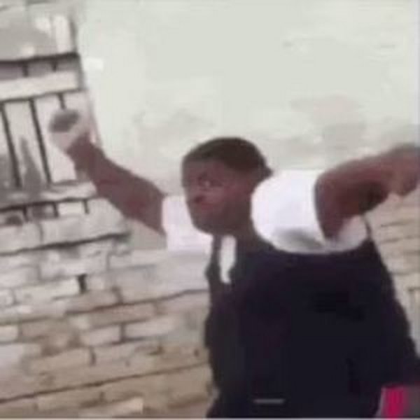 Негр танцующий