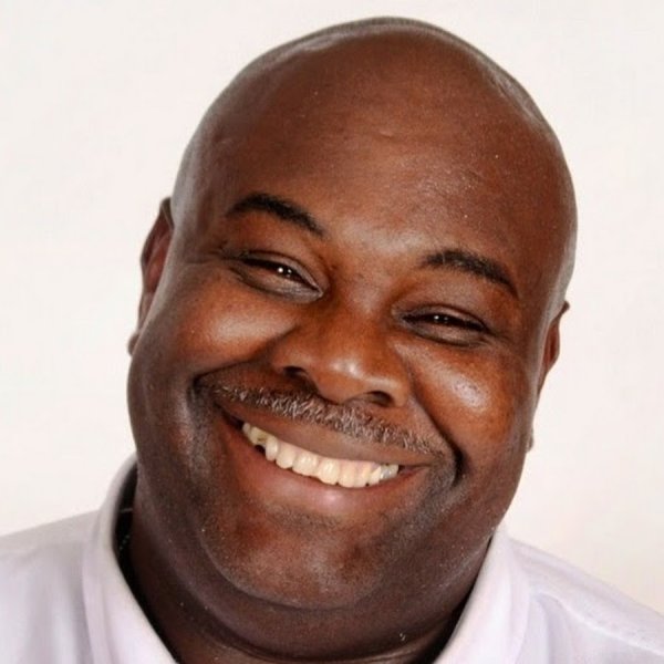 Темнокожий улыбается