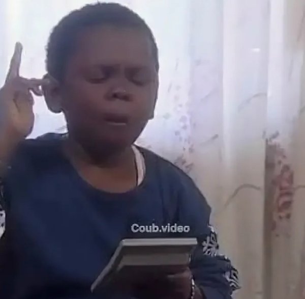 Чернокожий мальчик калькулятор