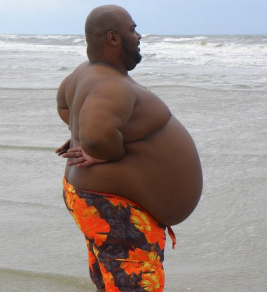 Толстый человек с большим пузом