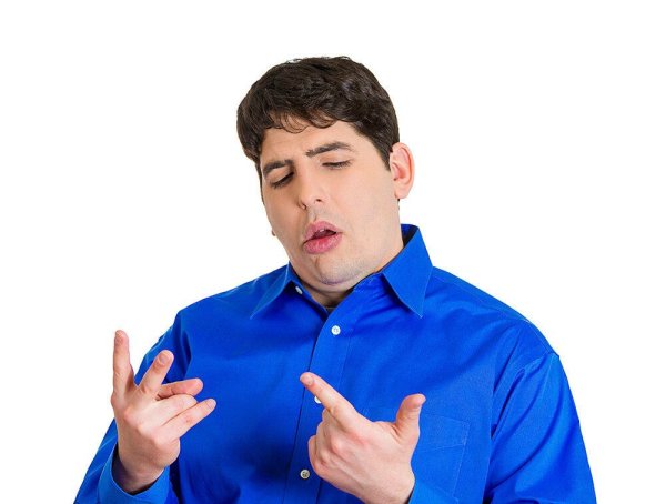 Парень размышляет пальцем