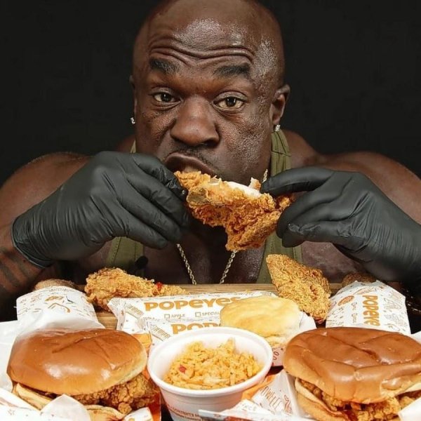 Негр с бургером