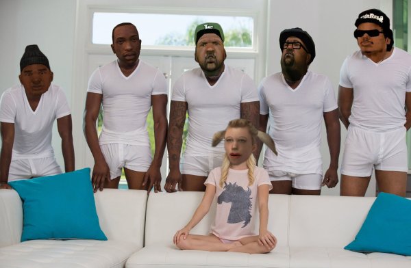 На диване с неграми