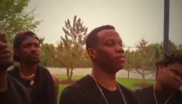 Черный парень исчезает