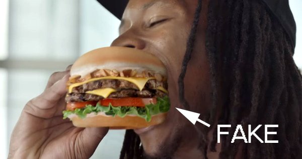 Человек ест бургер