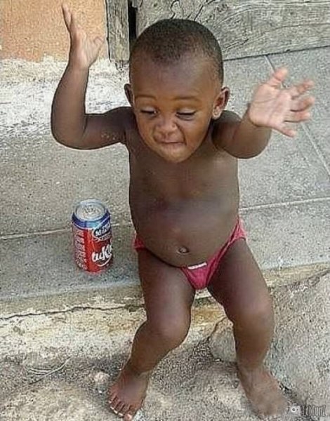 Негр танцует