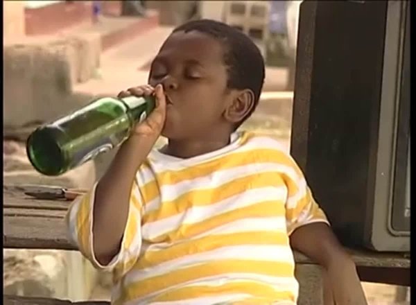 Маленький негр с пивом