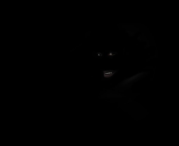 Чёрный негр в темноте