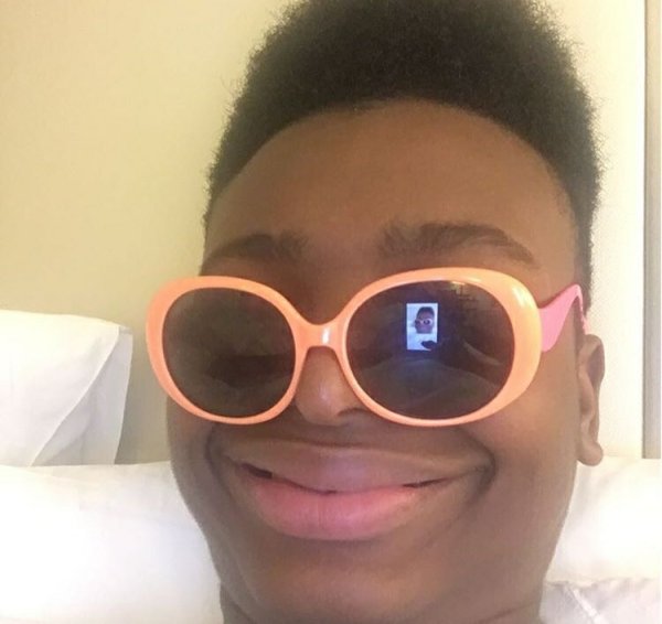 Негр в солнцезащитных очках