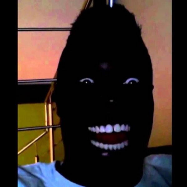 Афроамериканец с белыми зубами