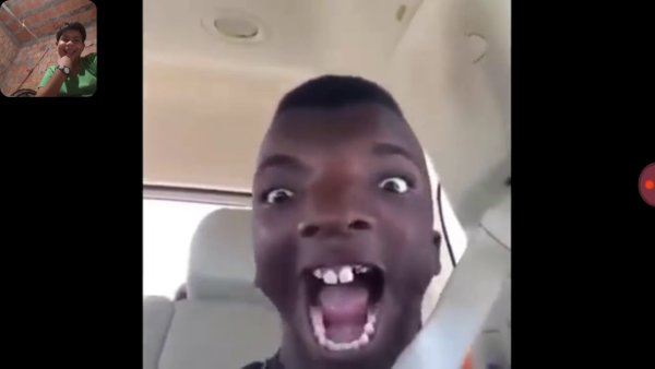 Афро амреканец смеецса в темноте