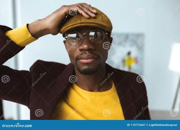 Чернокожий в желтых очках