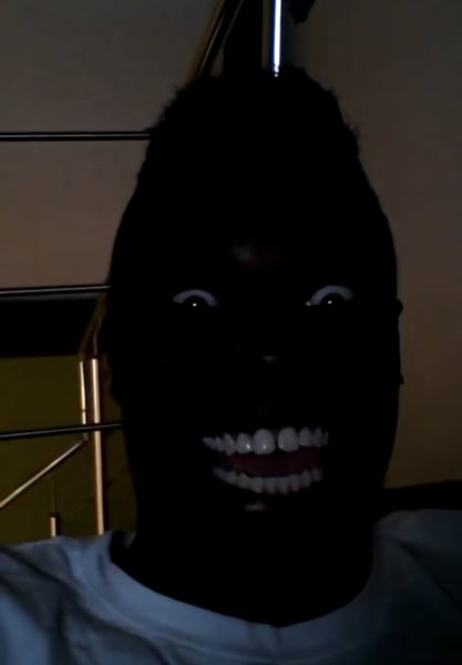 Улыбка негра в темноте