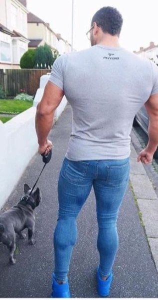 Парни в обтягивающих штанах