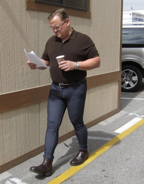 Толстый парень в джинсах