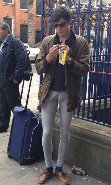 Мужчины в лосинах на улице