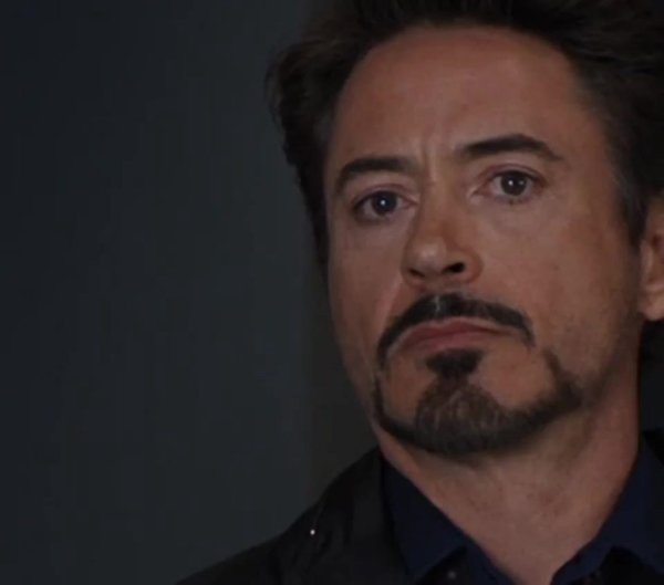 Роберт Дауни закатывает глаза