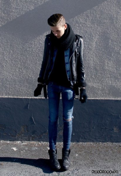 Парни в узких джинсах