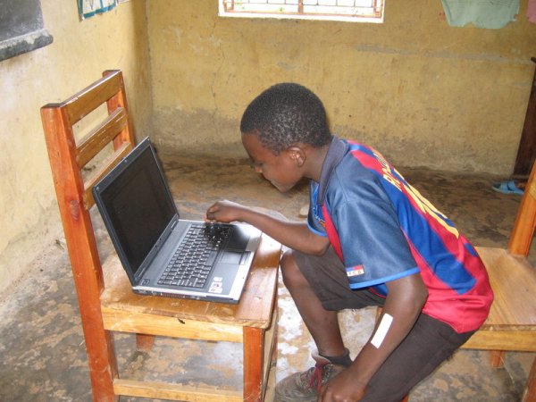 Чернокожий за компьютером