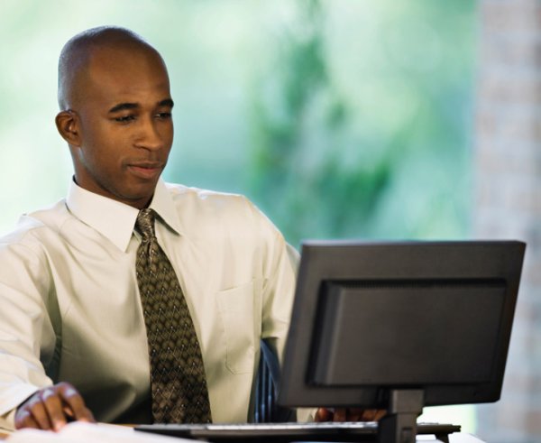 Нигер за компьютером