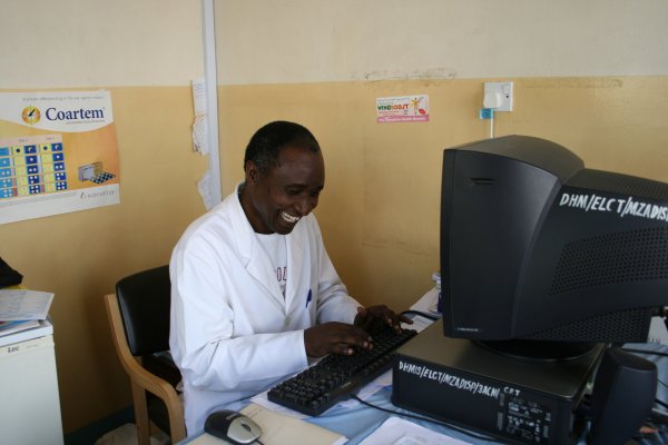 Чернокожий за компьютером