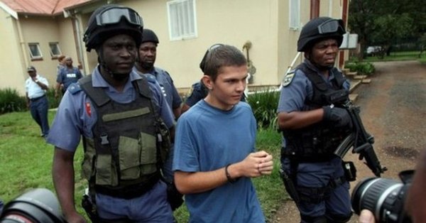 Негр в форме полиции