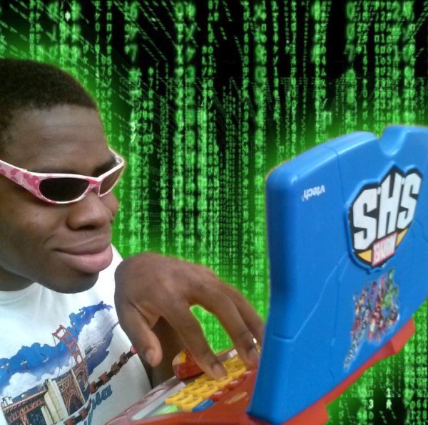 Мем хакер с игрушечным ноутбуком