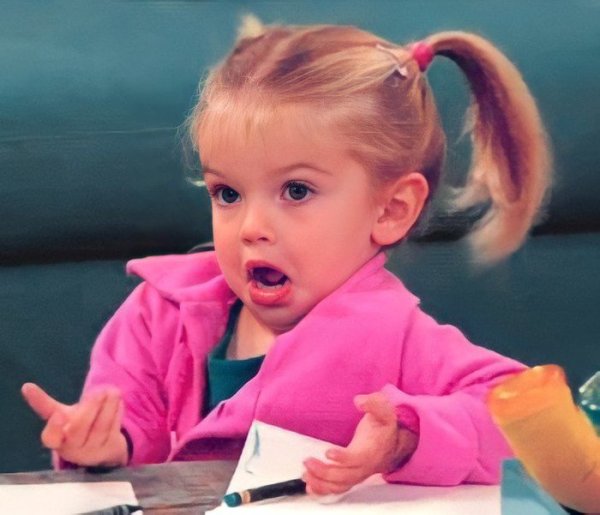 Удивленная девочка Мем