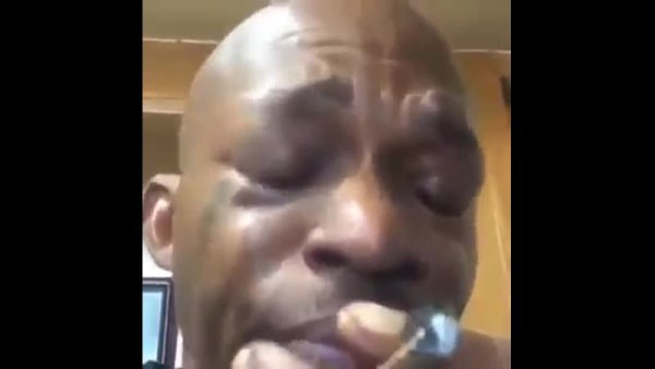 Плачущий негр с сигаретой