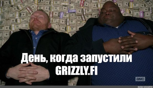 Негр лежит на деньгах