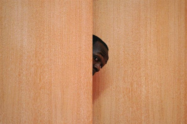 Подглядывает из за стены